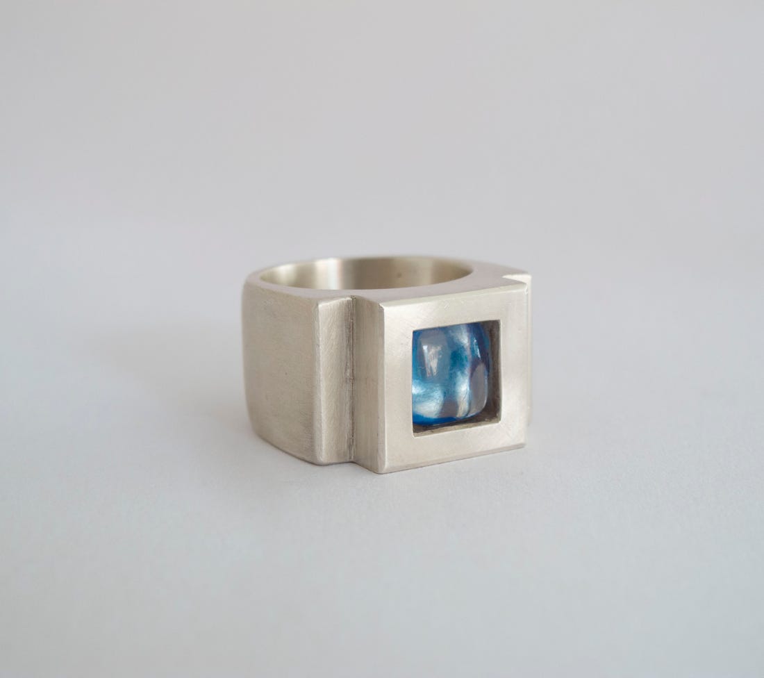 Titre : Big Square Blue  Année de création : 2001 Technique : Bague, argent, verre acrylique fluorescent