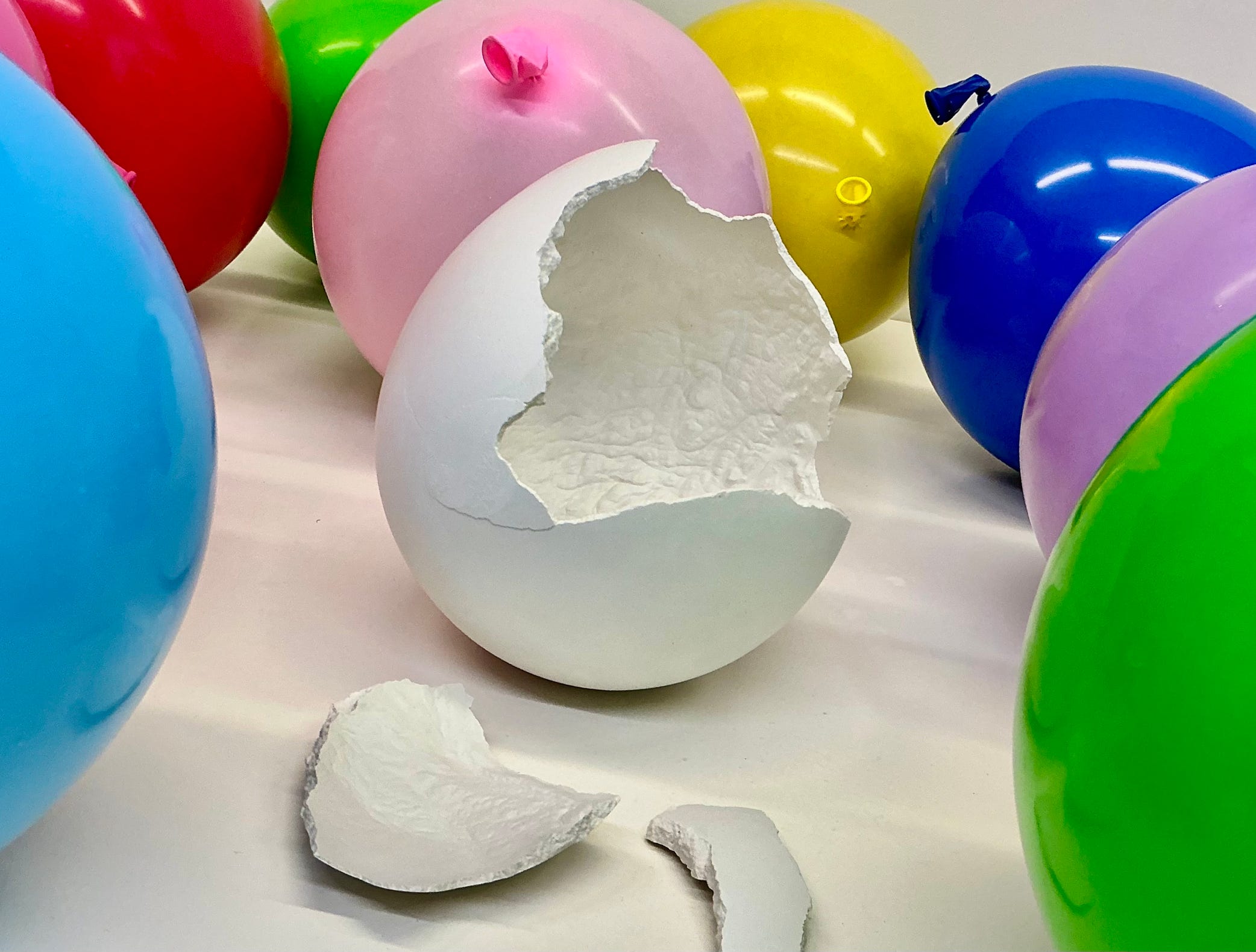 Œuvre de Denis Tcheskiss dans l'exposition Éclosions, représentant un ballon transformé en sculpture poétique
