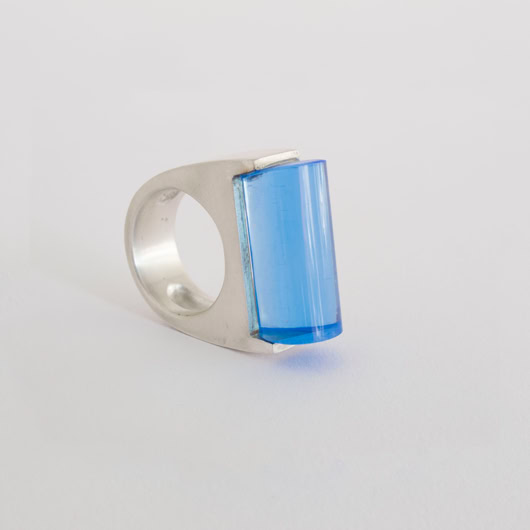 Bague en argent avec une pierre acrylique bleue en forme de tube