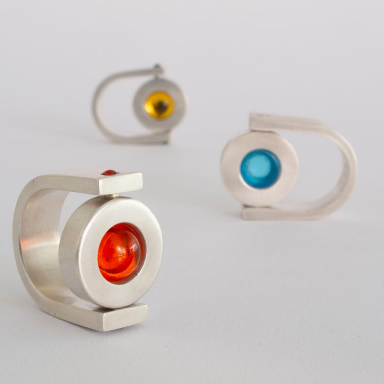 Titre : Pivot  Année de création : 2004 Technique : Bague rotative, argent, verre de bohème